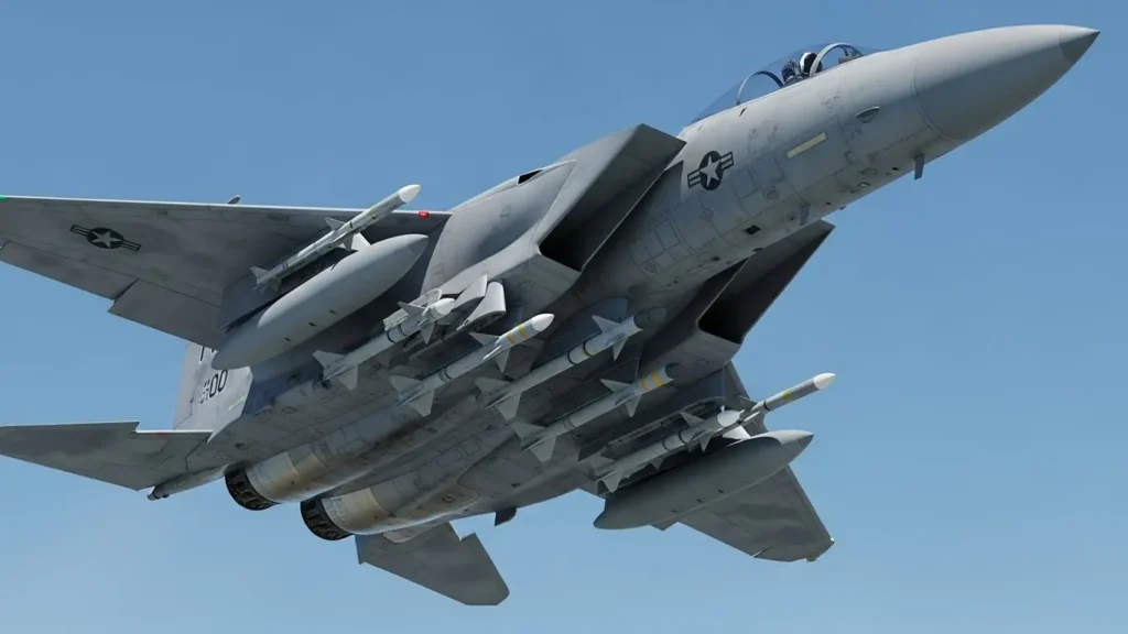 翼下に多数の空対空ミサイルを搭載して飛行するF-15(イーグルII仕様)。圧倒的な兵装搭載量と攻撃力の高さを示す画像